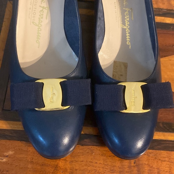Salvatore Ferragamo Vintage Navy Blue shoes with bows and gold hardware. 7 1/2. - Picture 3 of 8